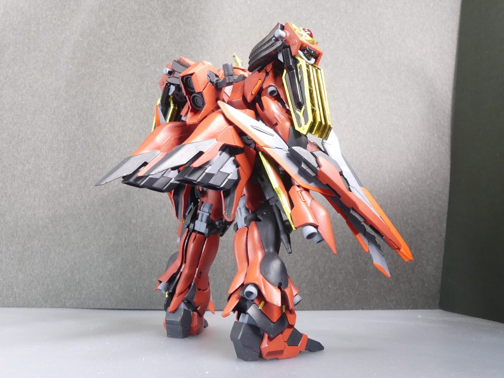 【ガンプラデータ】ベース:HGBF ヴァイスシナンジュ使用:BB戦士 織田信長頑駄無30MM オプションパーツセット4(戦国アーマー) など後ろから。シナンジュのスラスターは腰に移り、本来スラスターのあった部分はヒートレヴソードの懸架ポジションに。