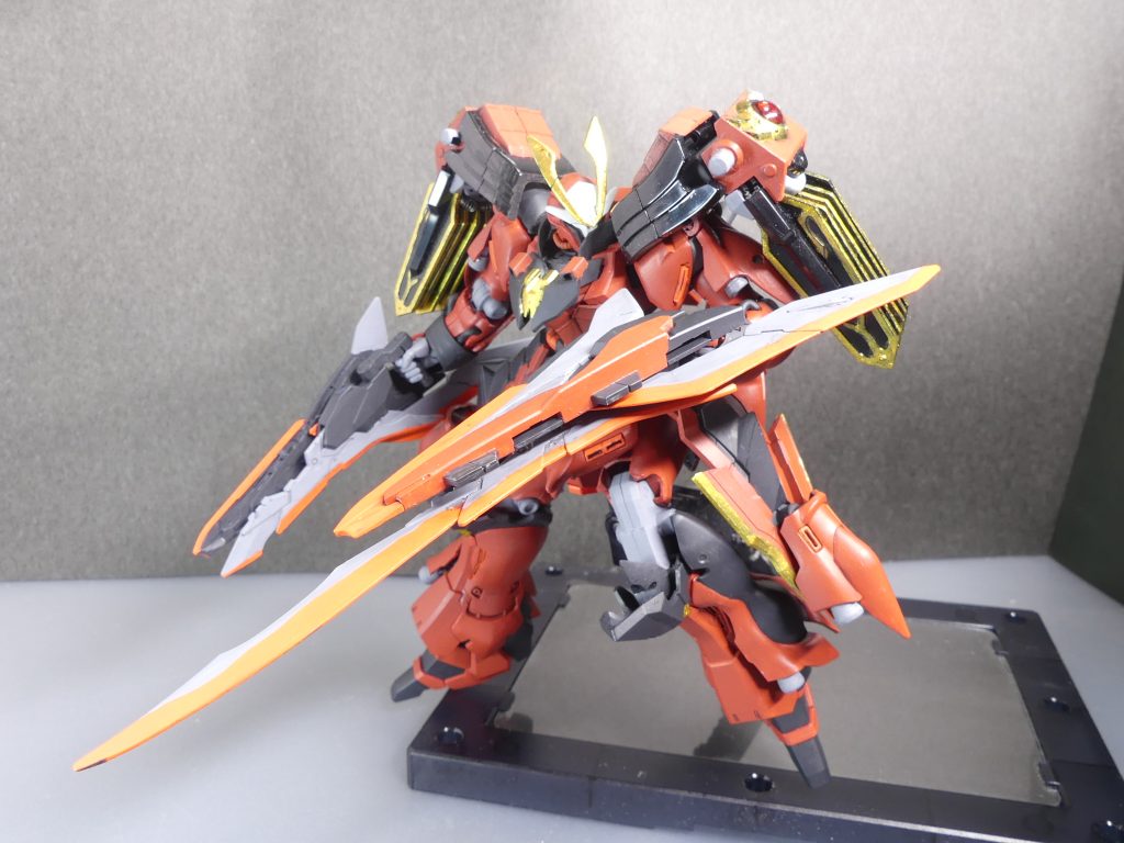 マーズヒートレヴソード・ムサシ:かつて「エルドラ武装」としてアルザスからもらったヒートレヴソードを打ち直した二振りの剣。コアユニットはビームガンとシールドの機能を兼ね、そこに長短それぞれの刀身をセットする。モーントシューヴェルト。ほぼそのものです。頭・腰アーマーは戦国アーマー。膝アーマーはスピアティオからそれぞれ流用。胸アーマーは孫堅アストレイから。