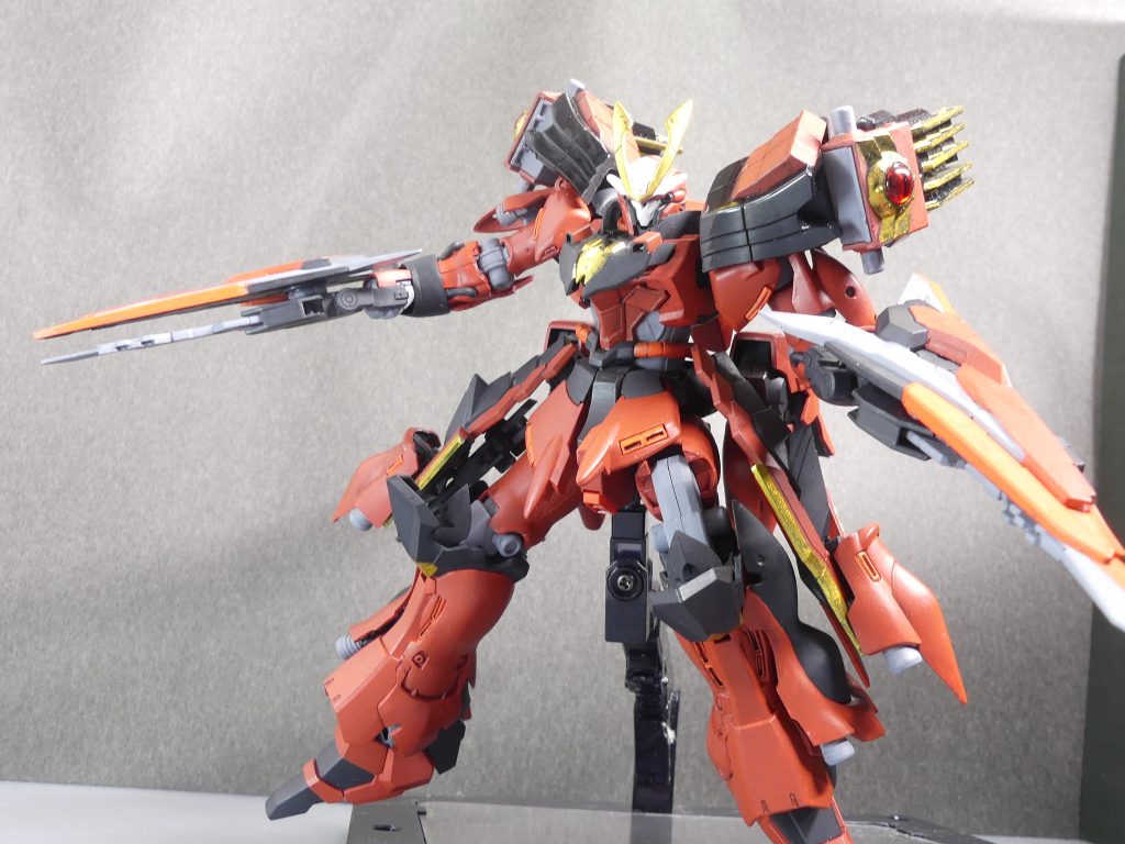 肩部スラスターベーン:自由に可動し、最大出力時は展開するスラスター。織田信長頑駄無(イボルブ大将軍)からの流用。グロスインジェクション部分は生かしています。