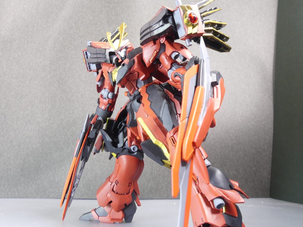 スラスターのついた肩アーマーはパージし、軽量化することも可能。スプリングアクションでの展開も残しています。