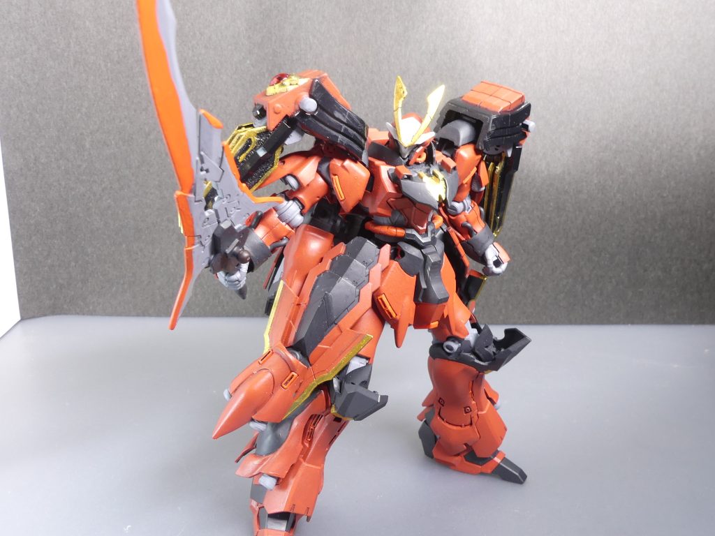 マーズヒートレヴソード・ムサシ(合体形態):モーントシューヴェルトの機構を応用したヒートレヴソードは、右腰に収められた鞘と合体させることで一本の剣として運用することも出来る。元キットの機構を流用。30MM頭部ジョイントで腰裏に懸架。