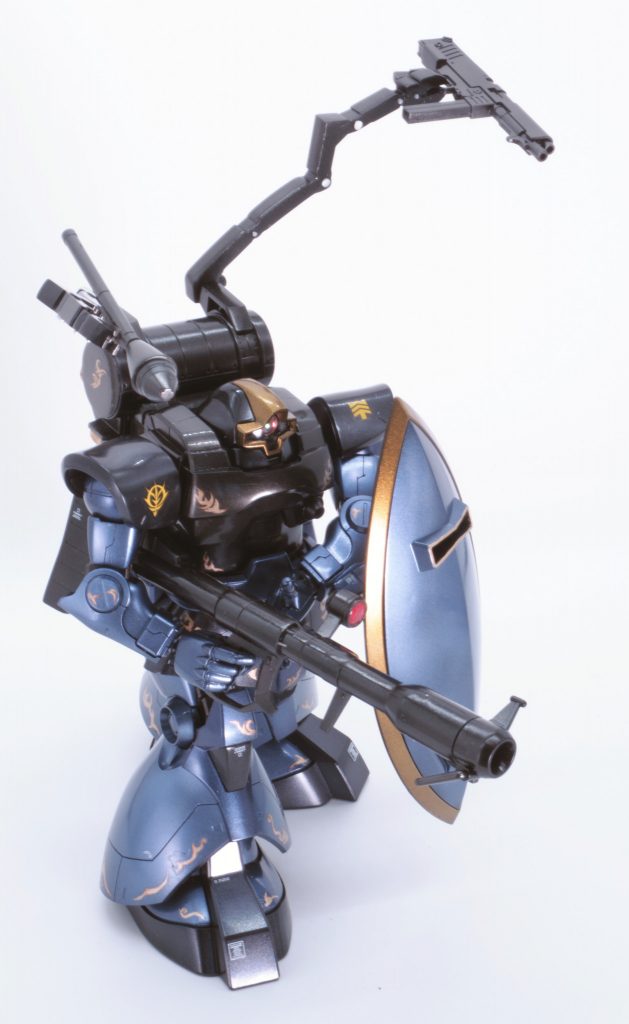 「シュツルムファウストの手持ちはあるか？」。サブアームを2本とも展開し、フル装備状態にするとこうなります。