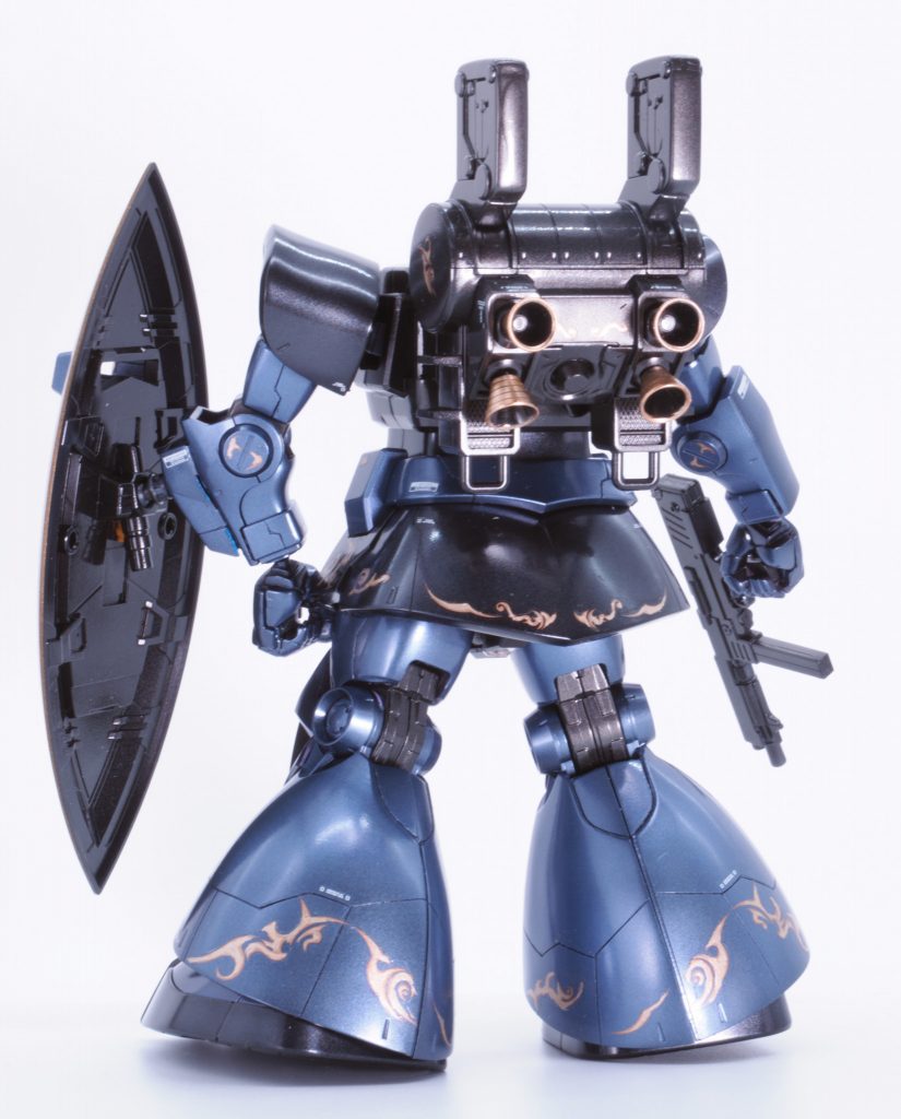 リアのランドセルはサンダーボルトザクから調達。陸用なのでバーには少しだけ減らしました。少しだけ。足回りが寂しかったのでちょこっとだけスジ彫りを追加しています。