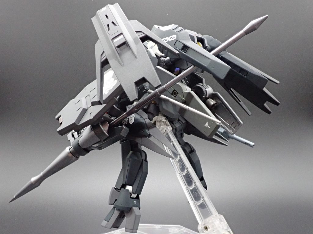 フルアームズパッケージ主装備としてシールドランスユニット改・「ギースリ」を採用宙域戦仕様ではバーストサーベルやライフルも全盛りで運用できますバックパックもヴィダールから。尤もエイハヴウェーブ欺瞞用だったので中身は別物のリアクターでしょう