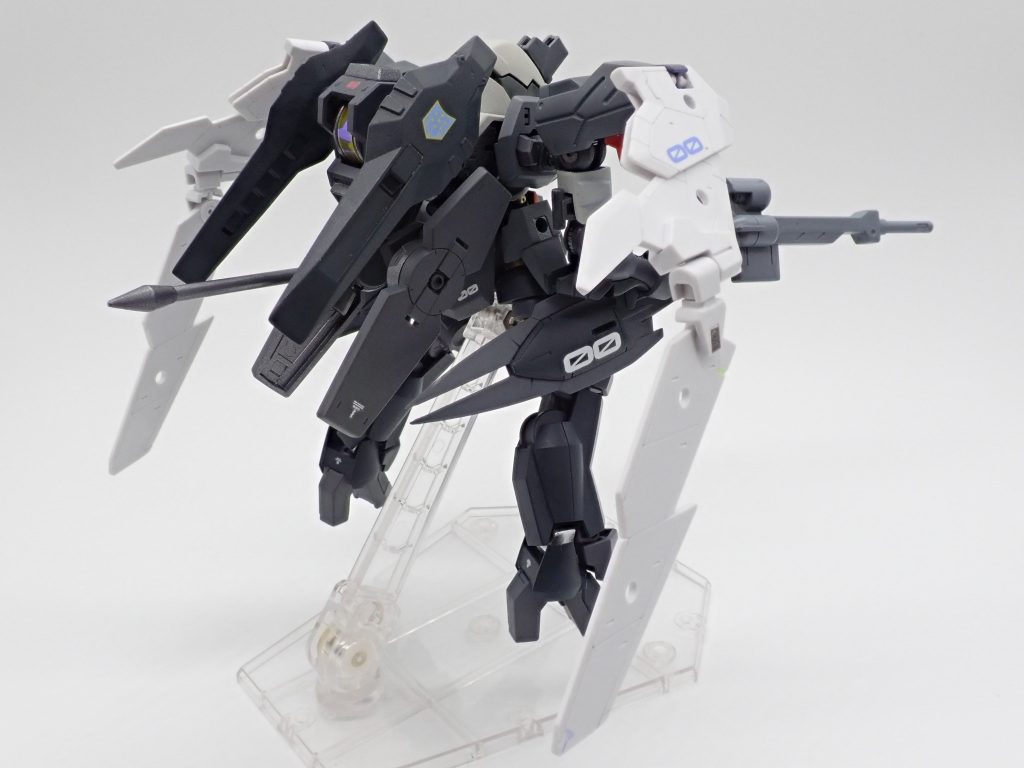 空挺作戦用エアロユニット機体姿勢制御用なので飛べません腰部ブースターはいずれも戦域到達後にパージします(邪魔)