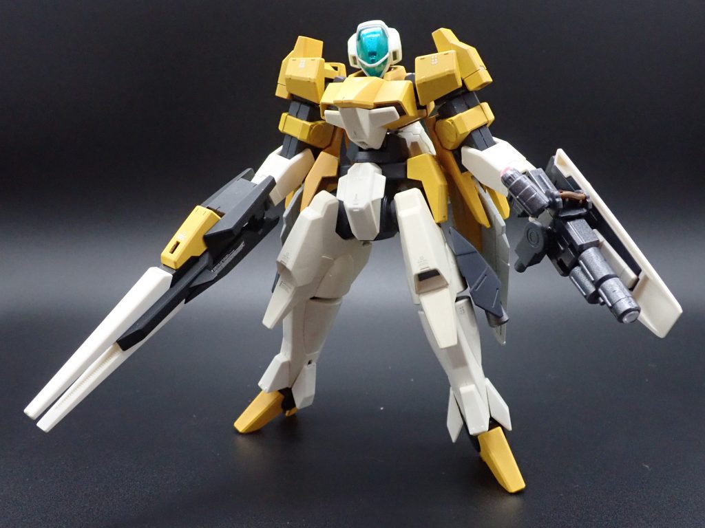 左手にはガンカメラ＋レーザー照射ユニットを装備(※HGカスタマイズキャンペーン２０１５　三連キャノン改造)武装はドッズライフルとビームサーベルのみになってます