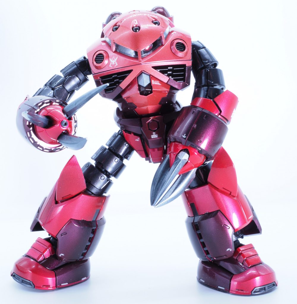 ランナー塗装なので、腕カバー部分のゲート跡が残ってしまいリタッチ。頭から胸とかの目立つ部分は個別に塗装しましたが、ランナー塗装でもいい線までいったのではないでしょうか。さすがはRG。