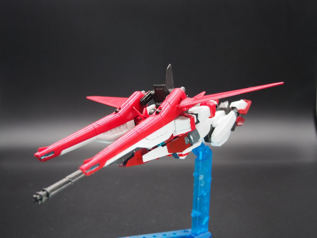 ストライダー形態高機動戦闘に特化した形態複数の敵に対してはマシンガンと脚部のミサイルで牽制しプラズマ収束ビーム砲で粉砕、単騎相手には一撃離脱の戦法をとる