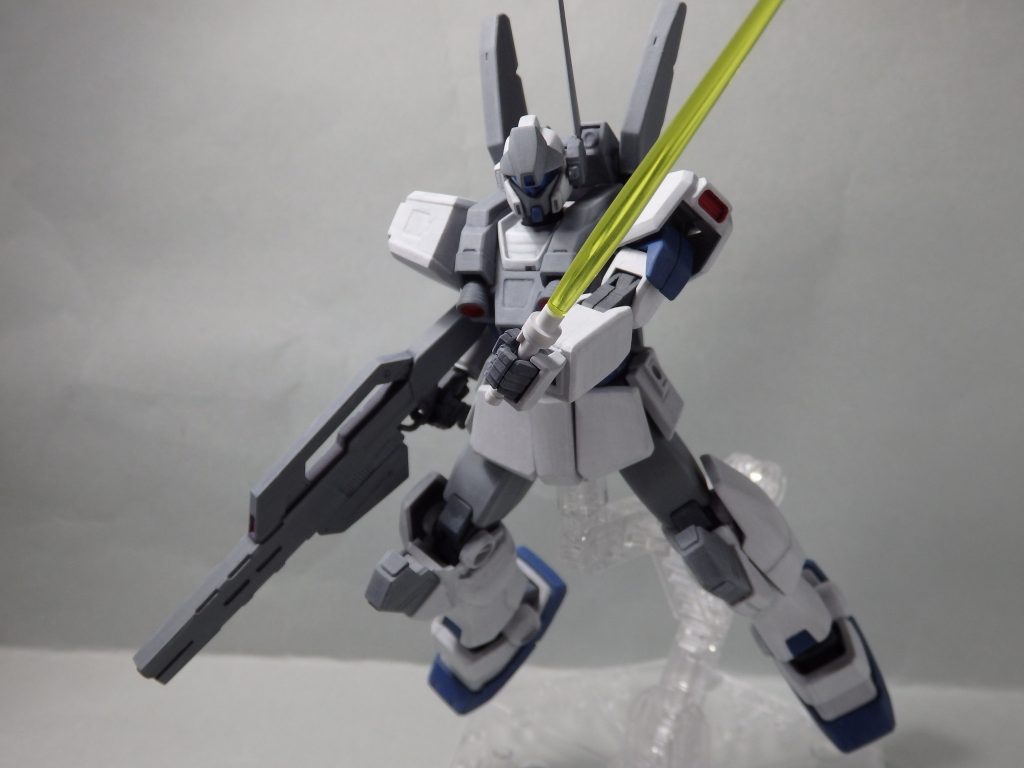 ビームサーベルは形状がまちまちでどれを使っているのか判然としなかったのですが原型がナイトシーカーということでアップグレード品のジムⅡの物を使ってると解釈しました。