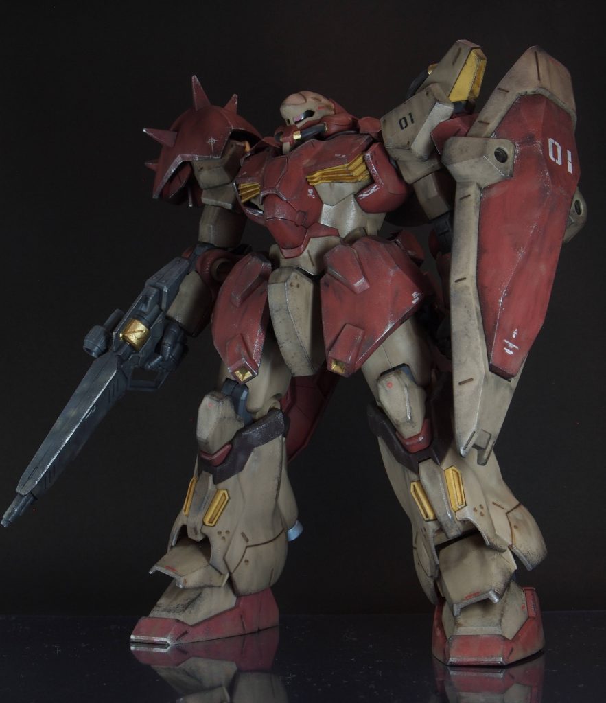 ウェザリングウェザリングカラー、マルチブラックを全体に塗った後、薄め液をつけた筆で上から下にふき取り、汚れが重力で線状になったように表現。市街地だと埃も多そうなので、マルチブラックのあとは、ウェザリングマスターのサンドなどで埃を表現しました。埃がたまりそうなところにポンポンと。