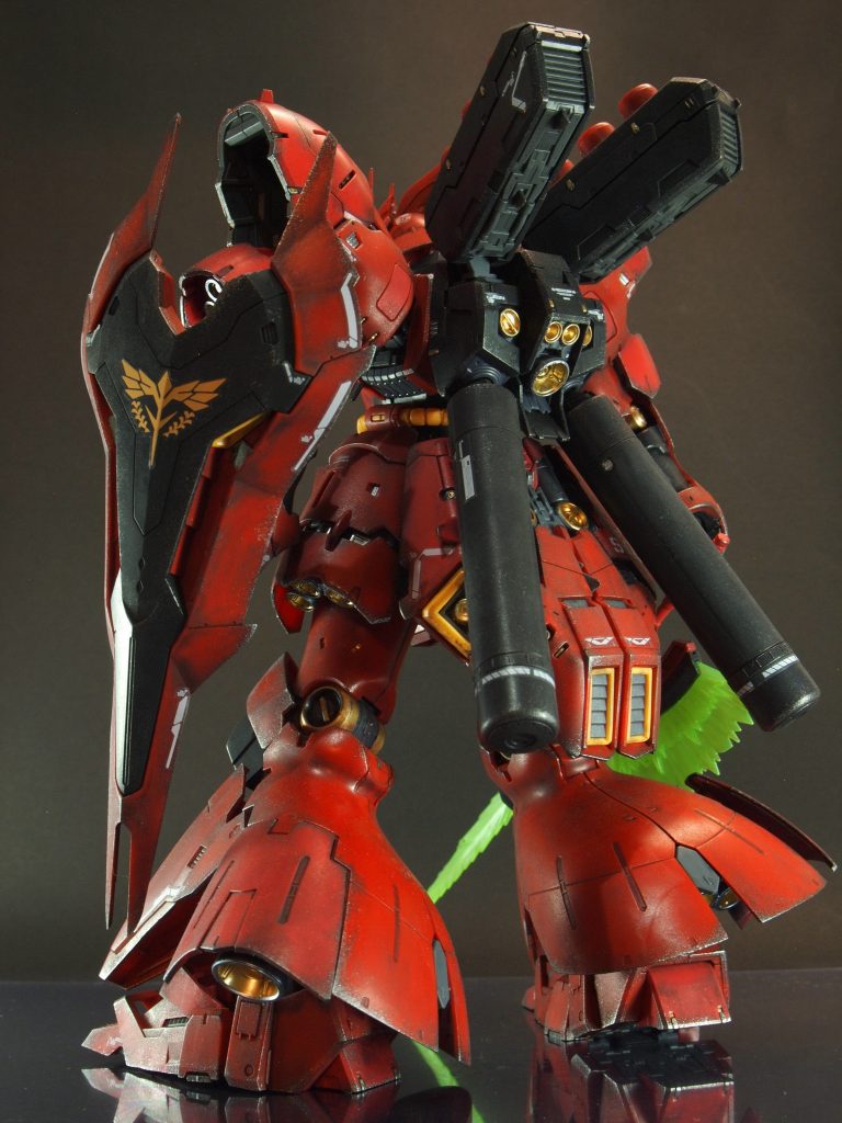 毎回そうなのですが、今回も成形色ベースに塗装は最低限。その最低限の塗装の大部分を占めるのがバーニアですが、外側をシルバー、中をゴールドにしてます。飾ったときに見えなくなるので普段は手を抜いてますが、やってよかった笑