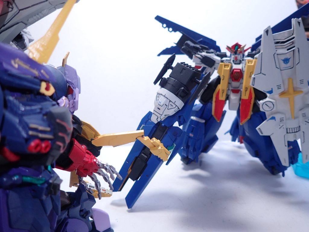 「や、やつは・・・!?」 ・・・その決戦は轟音と波動と共に始まりを迎えた!