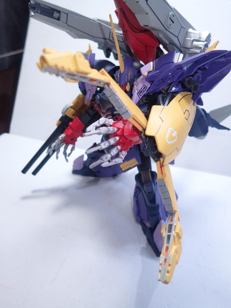 左腕武装:マーダーブレイカーはキュリオスのシールド展開を利用。