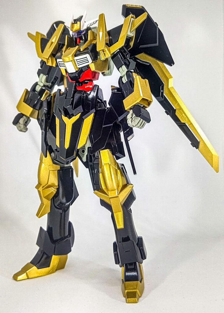 素組みだとゴールド…と言うよりも黄金色。になっている為改めて塗り直し。黒も艶が無いのでピアノブラック調に同じく塗り直し。塗り直した後に研磨してゴールド部分は輝きを出し、黒部分は周りの景色が写り込むレベルまで引き上げ✨目立ちにくいがアンテナをわずかにシャープ化し写真映えするようにアンテナと胸のダクトをホワイトパールで塗装✨