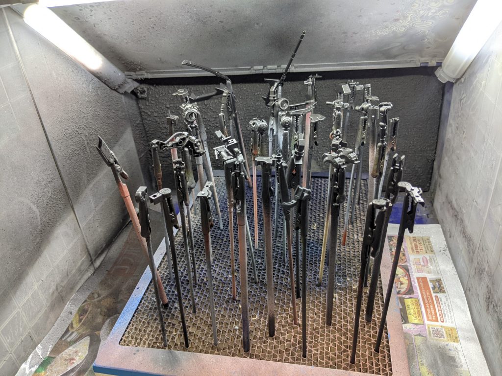 サーフェイサーが乾燥してから関節系や武器類を黒鉄色と焼鉄色をブレンドした塗料で何回か塗装し、関節系が乾燥したら各装甲類をそれぞれの色に分けて何回かに分けて塗装しました😄この全塗装は0.3mmのハンドピースでやりました。