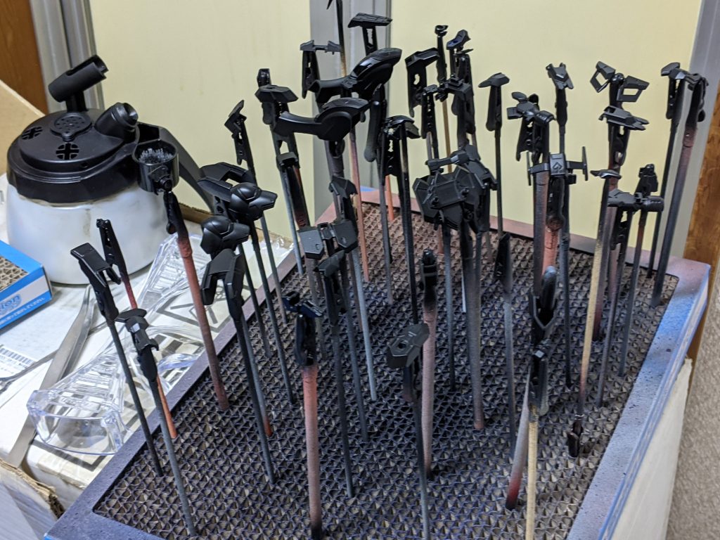 始めに素組を分解してから、下地をエアブラシの0.5mmハンドピースを使い黒のサーフェイサーを全パーツに吹きかけました。