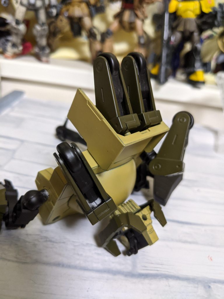 背中の格納庫は上の部分をこじ開けてヤスリがけで整え3ミリ接続で足の予備をつけれるようにしました。 