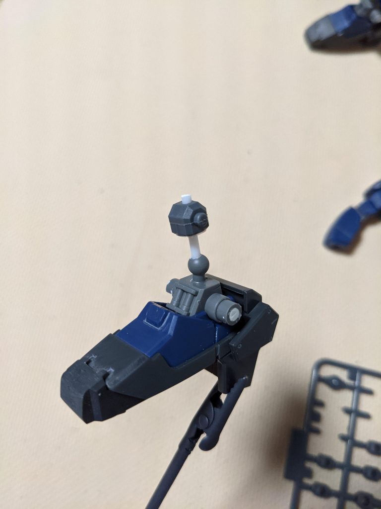 余談。グレーのパーツはこの時点で向こう側に倒せるくらいに削ってありますが写真撮り忘れ。ポリキャップごとボールジョイントに穴をあけプラ棒を接着することで、ポリキャップがヘタって前のめりに倒れるのを防いでいます。が、この写真は角度と向きを間違えてたため撮ったあとやり直しました。びば自己満足。