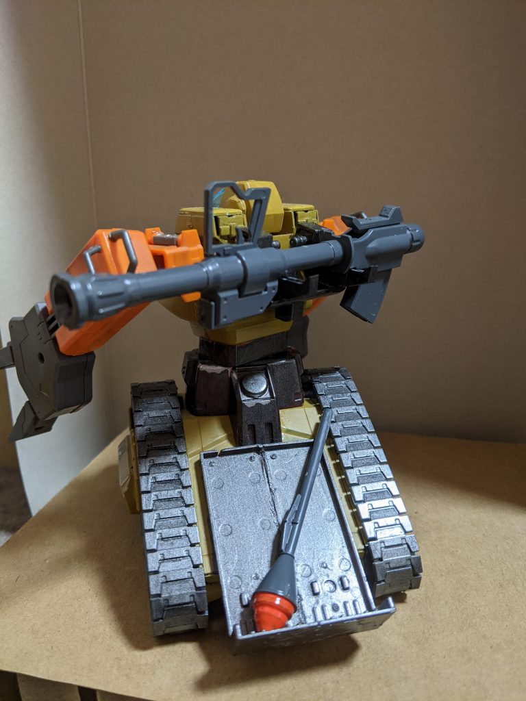 背中には荷台が2つ。上は筒状の何かを運ぶのに最適。下は何でも乗せられます。