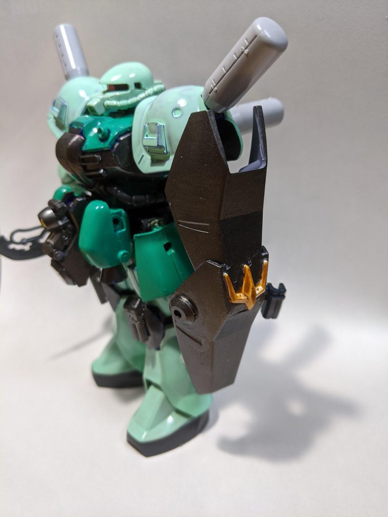 シールドにはリックディアスのつま先、トールギスⅢのアンテナを豪華に使用。ヒート・ホークラックも増設しました。