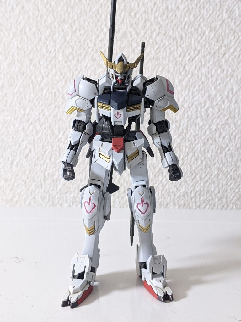 正面です。なかなかの強面顔です😄両足のエンブレム?らしき箇所がはみ出してしまったので、ボディと同じMSホワイトで誤魔化したつもりでしたが、丸分かりでした😅