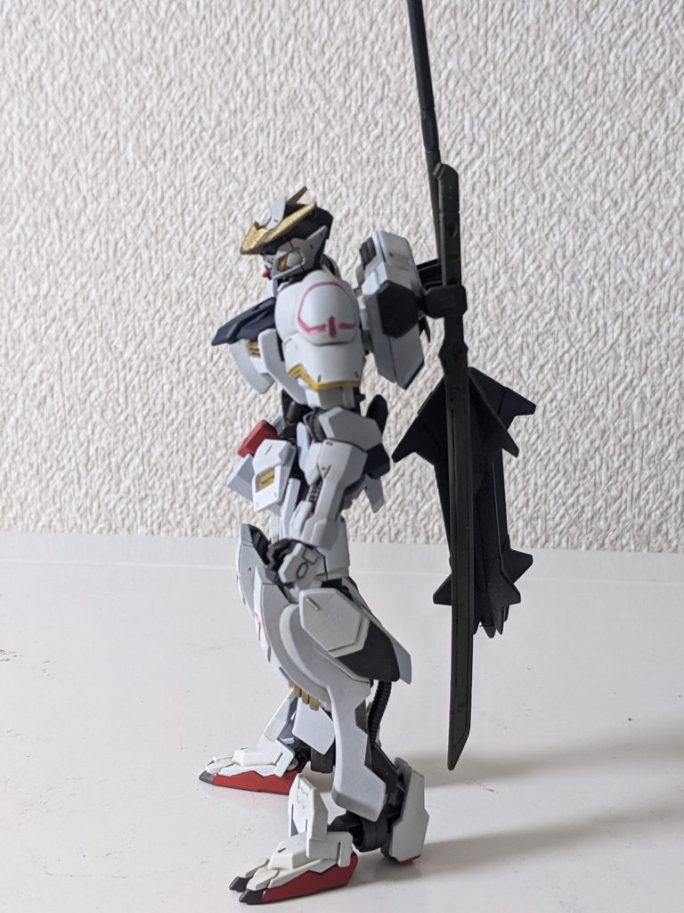 左側です。肩アーマーのエンブレム?みたいな箇所の部分塗装ははみ出さないように慎重にやりました😅