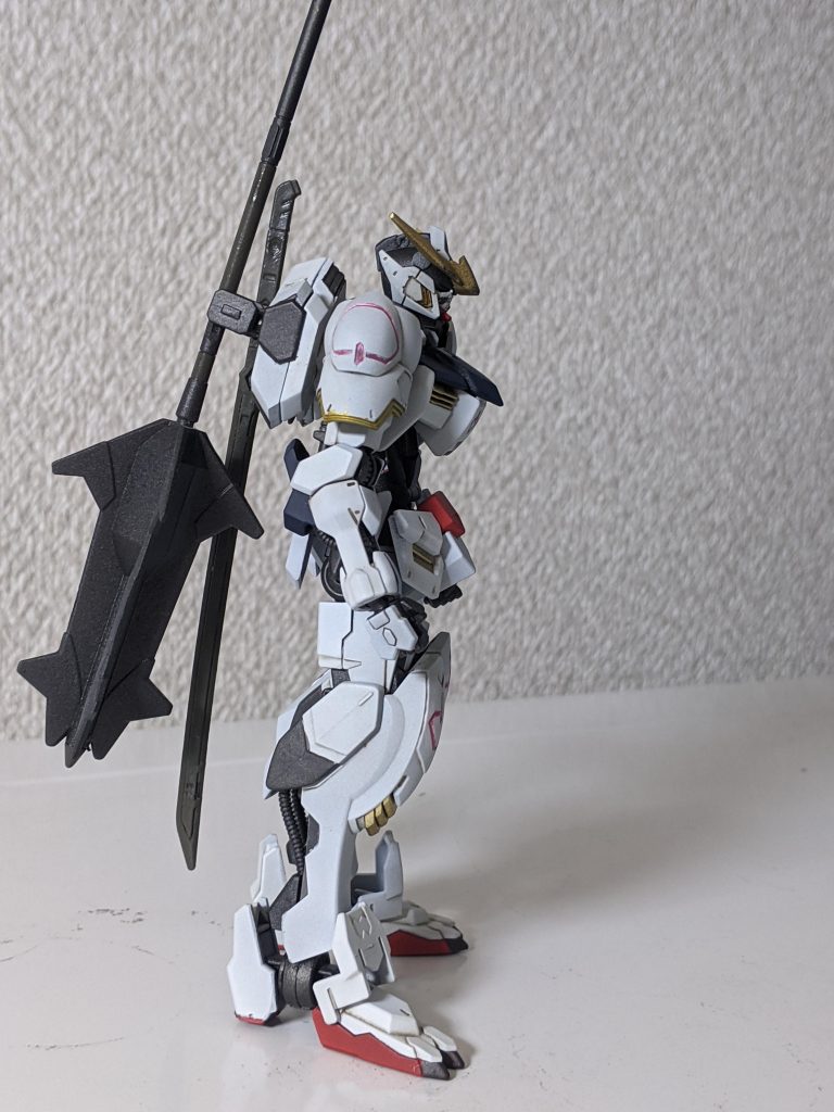 右側です。横から見てもメイスがデカイ😅こちらの肩アーマーの部分塗装も何とか上手く出来てると思います❗