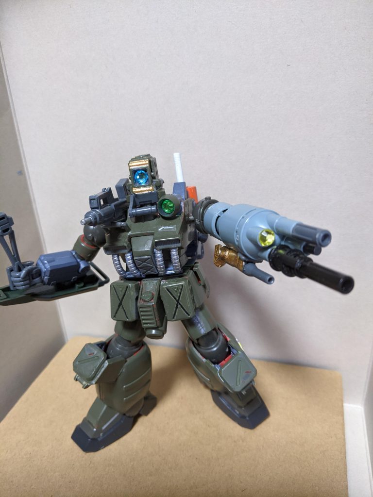 多目的アーム。火炎放射器、マグネットアンカー、実体弾砲2基、スコープが装備してあります。戦術強行グフをイメージしたのですが、キット化していないのでガンタンクを流用しました。