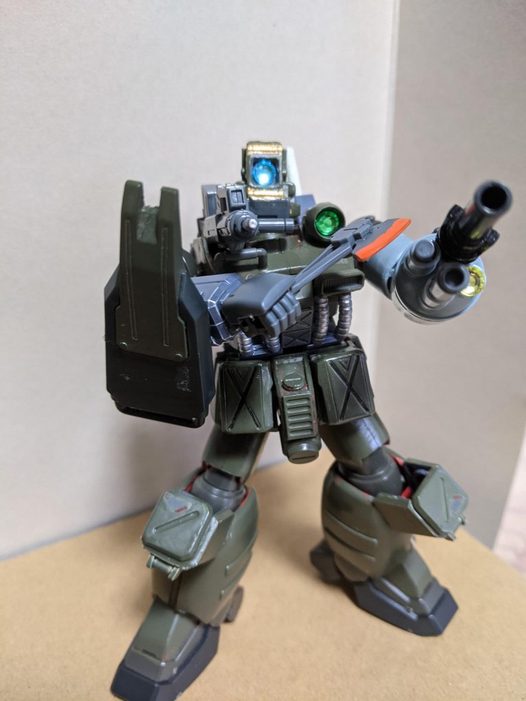 通常兵装になかったシールドもあります。肩部拡散ビーム砲、カメラアイ、スコープには百均のキラキラシールを使っています。百均グッズは意外とガンプラに使えますよね。