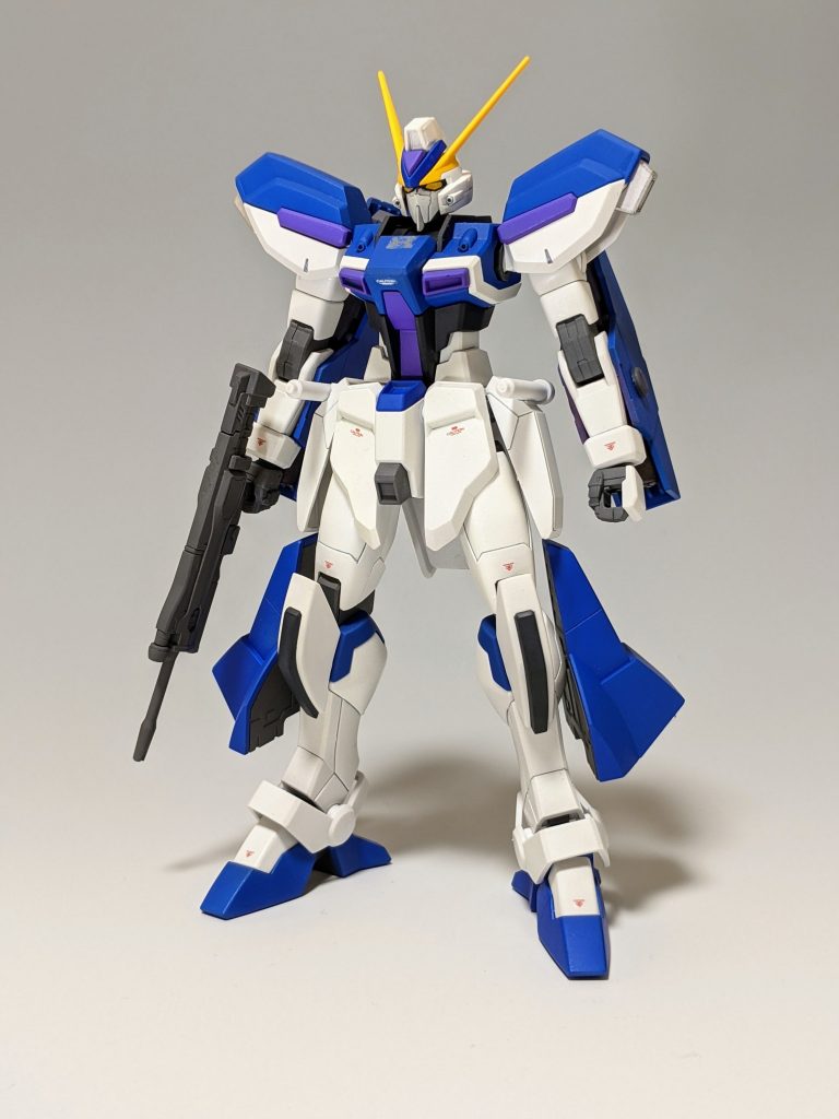 正面武装やストライカーパックを除いて前線に届けられた先行量産型を、現地のメカニックが独自にカスタムした機体…というような設定で作成しました。