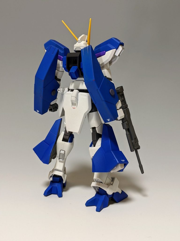 背面主にガンダムマーカーエアブラシで塗装しています。使ったのはガンダムニューホワイト、ガンダムブルー、ガンダムパープル、ファントムグレー、シャインシルバーです。関節とライフルはガンダムグレーを使いました。デカールは最近発売されたガンダムAGE汎用を使用。1/144スケールのコーションマークに、使いやすいものが揃っています。
