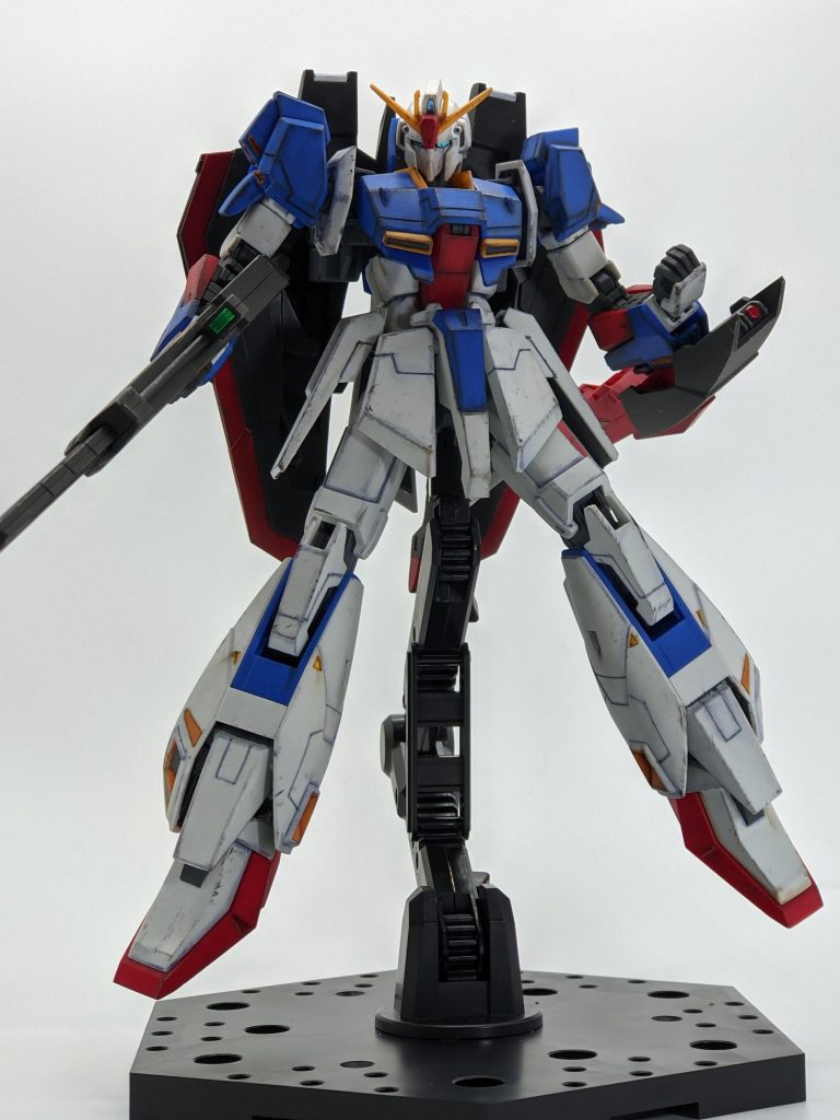 HGのZガンダムです。各所のスジボリと部分塗装、スポンジチッピング、ドライブラシ等、練習も兼ねて色々試してみました。