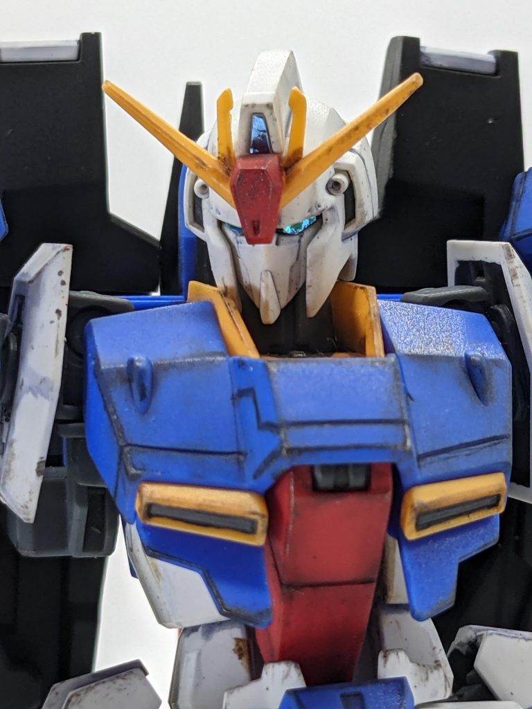 ちなみに、目の部分はキット付属のシールの上から偏光シールを貼りました。簡単にできる割によく光を拾ってかっこよくなったと思う。