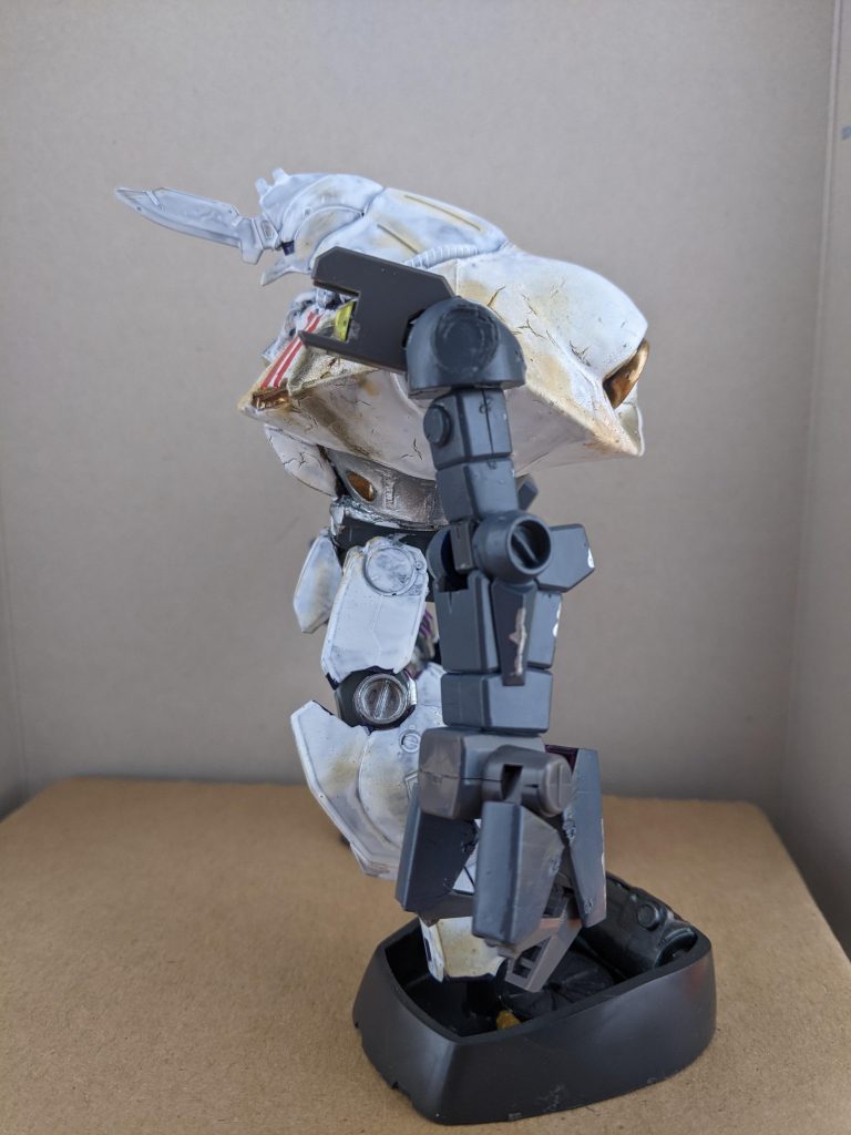 真横から。当初ケンプファーをケンプファー使わずに作る!と意気込んだのですが…できたのは謎機体。腕とかどうしちゃったんですか。