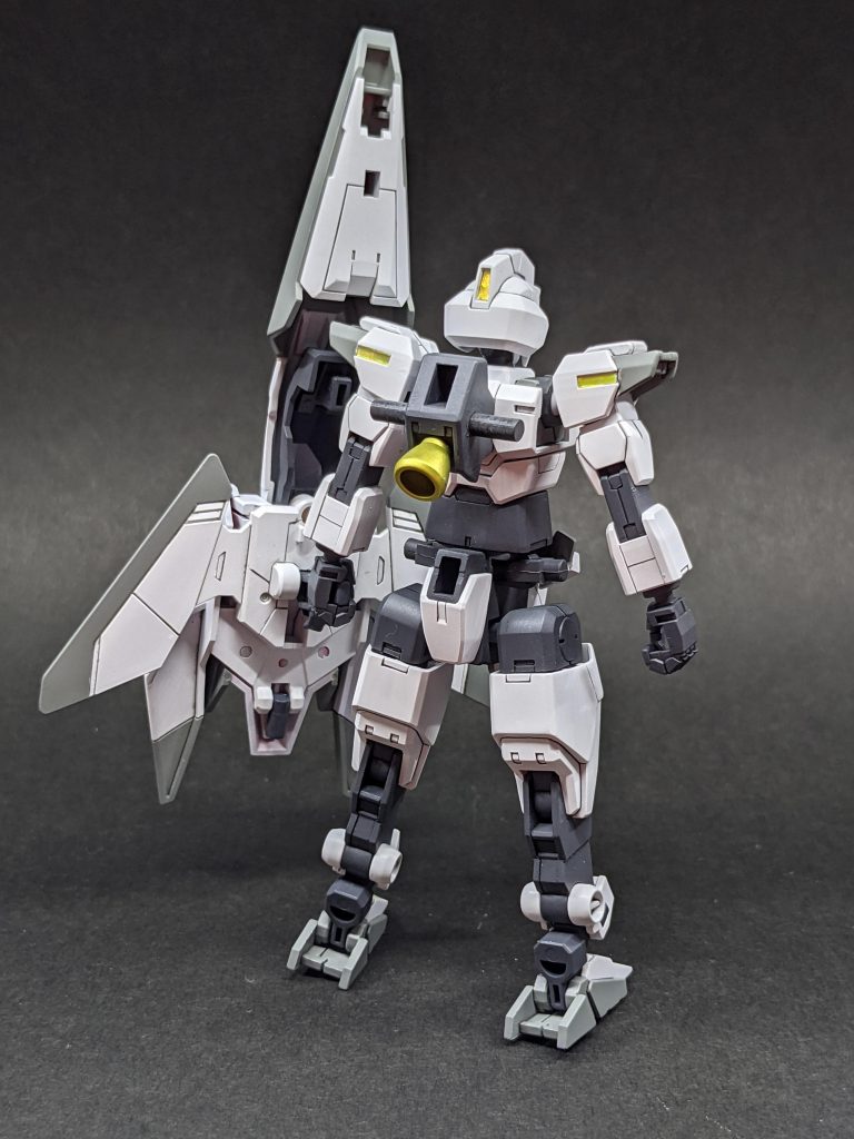 コスモコアガンダムコアガンダムIIをベースにコスモアーマーのヴォワチュール・リュミエールの性能を最大限に引き出す為のカスタム仕様改造部はルナゲイザーの顔をコアガンダムIIの頭にはめ込み、腰をルナゲイザーの物にコアガンダムのパーツを切り貼りして、機首の横部分をパーツが干渉しないよう、少し切り落としました。全身のホログラムシールはルナゲイザーのシールの余白を使用