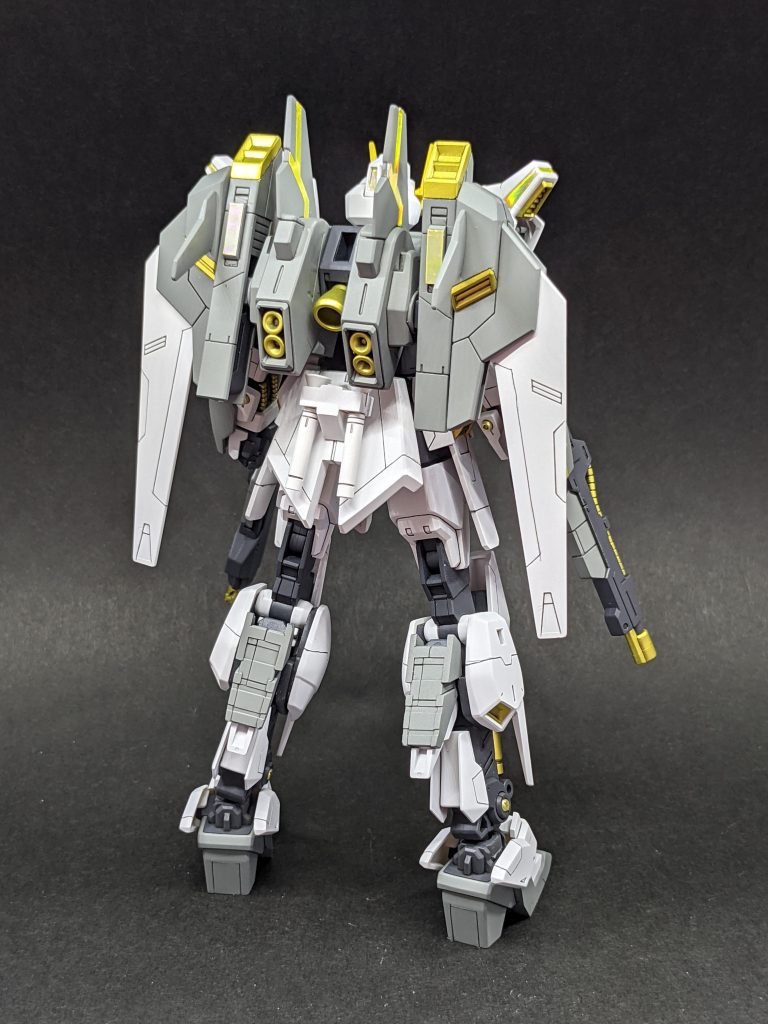 コスモゲイザーガンダム百式系統のムーバブルフレームを採用することで軽量化や可動域を確保し、ヴォワチュール・リュミエールシステムによる圧倒的な推進力で他を寄せつけない機動力を持つルナゲイザーのパーツをそのままアーマー化し、筋彫りでディテールアップしました。最初はユーラヴェンのアーマーにルナゲイザーのパーツを切り貼りするつもりでしたが、百式系統の特徴である動力パイプやシリンダー、むき出しのフレームを活かしたいと思い加工をめちゃくちゃ頑張りました。ちゃんと形になるか不安でしたが結果プロポーションもうまくまとまって良かった、泣