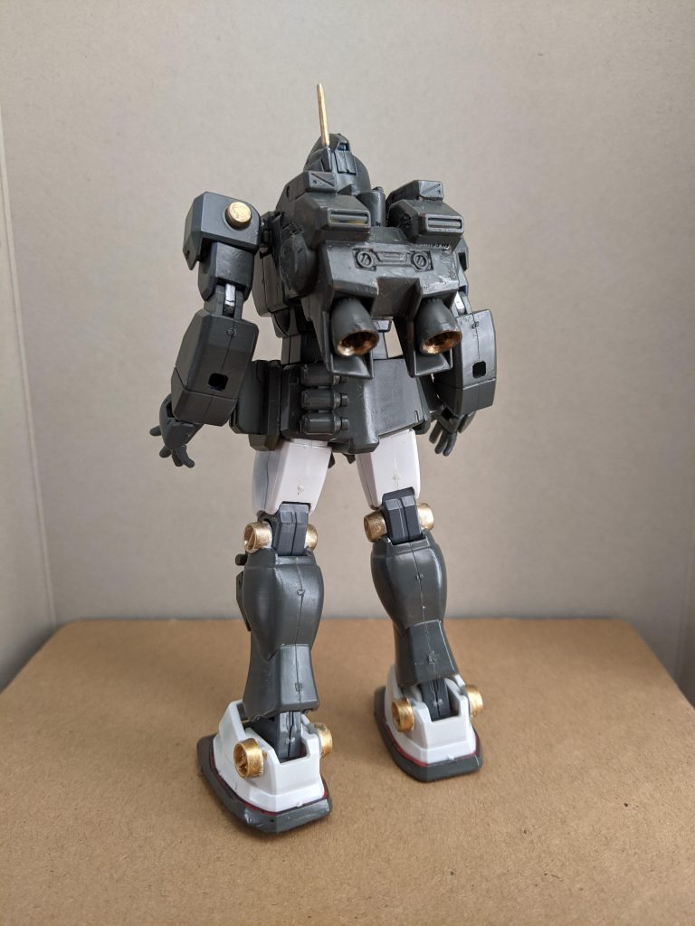 パワードジムのバックパックは一段削って接着したので自然な体型になってくれました。