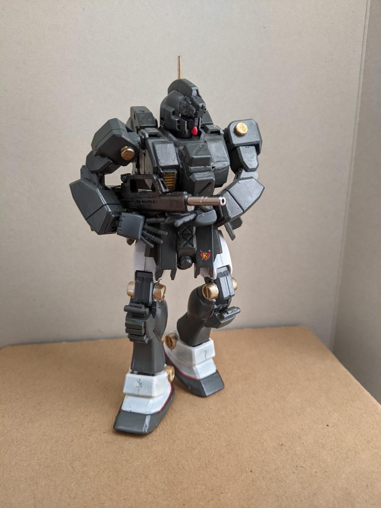 市街地戦用ということで極力少ない武装と高い耐久性を意識しました。持ち手を用意してないのでマシンガン抱えています。