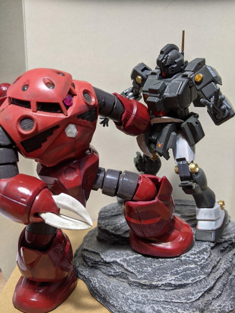 戦闘シーン。足もとの岩はペットショップに売ってる亀さん用です。ガンプラにも普通に使えるのでオススメ。