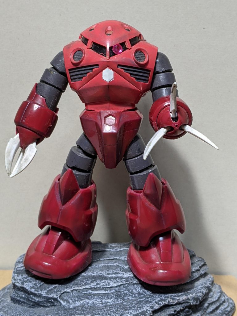 旧キットっぽいポーズ。カラーは旧キットの説明書どおりなのでアニメのイメージにちかくなっています。