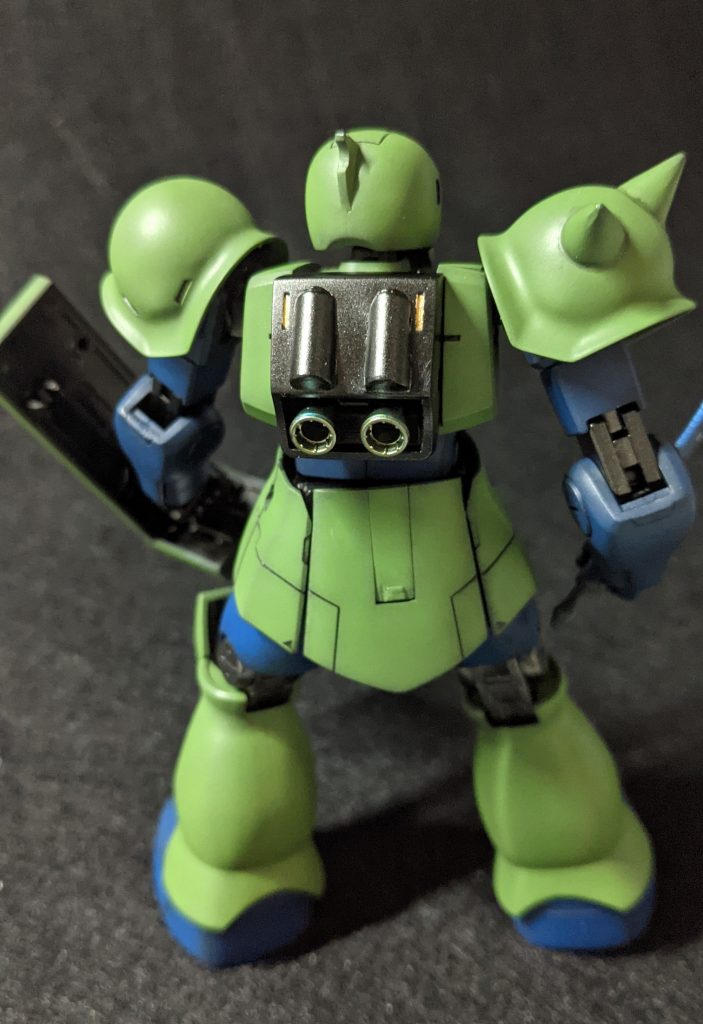 右肩は肩ブロックむき出しが特徴なんでしょうが、物足りなくてスパイク足しちゃいました。ちなみに塗装を失敗したザクⅡのものの塗りなおしです。