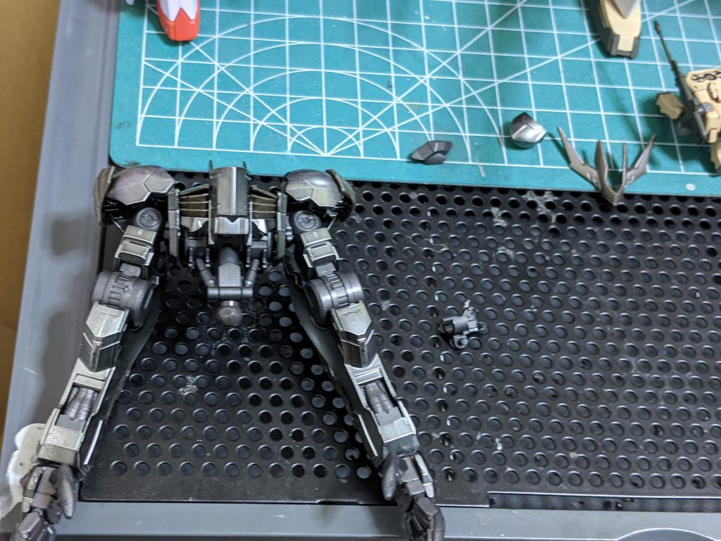 ボディと左右の腕まで完成した時の写真です。基本色はガンメタっぽい色ですが、細部によって微妙な色分けをされてていい感じに仕上がりました😄