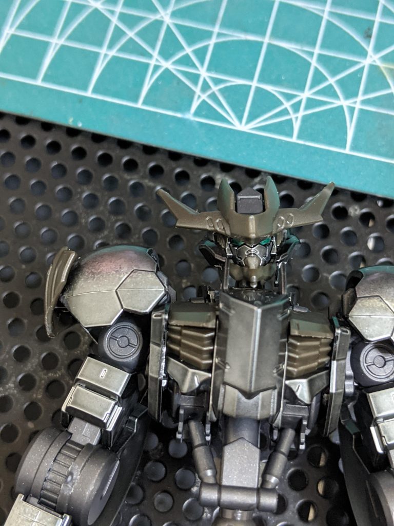 ツインアイはラッカー系塗料のシルバーを下地に筆塗りし、ラッカー系塗料の調色でブルーグリーン系の色を作り塗りました😄乾燥したらエナメル系塗料のブラックを上塗りし、乾燥後にエナメル塗料用溶剤を綿棒に少し含めてメインアイの部分のみ拭き取りして黒縁を再現してみました❗今回は久しぶりに上手く行きました😅