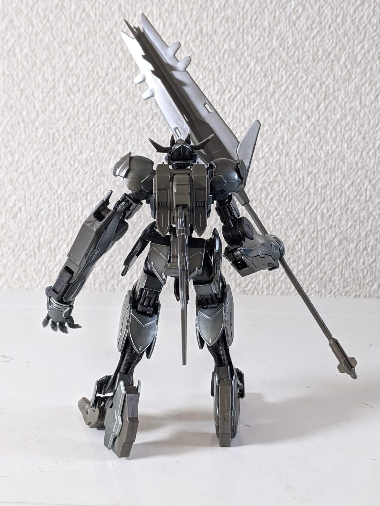 リアです。テイルブレイドも専用カラーに成ってていい感じと思います❗大型メイスも再現されててかなりデカイですね😄メイスの持ちての伸縮ギミックとリアアーマーへメイスのマウント用ジョイントも付属してます❗