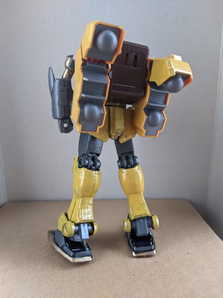 背部小型ミノフスキークラフトは角度調整が可能です。見ての通り無改造でくっつけただけです。一応着脱式ですが外すことはないでしょう。