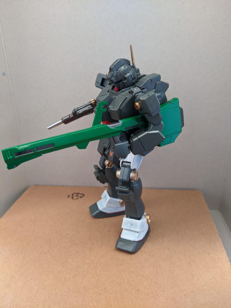 4種の武器を持ち替えて任務に臨みます。