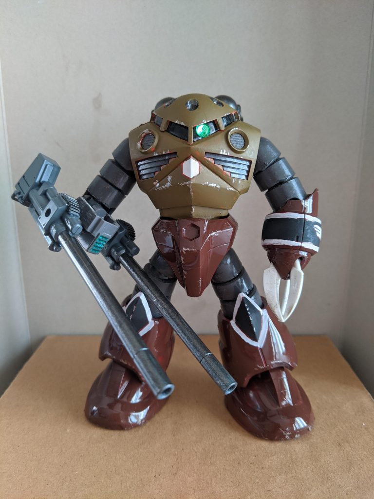 設定はトリントン襲撃の前日、ゼー・ズールのパイロットと意気投合したズゴックのパイロットが、愛機に袖付き塗装をするように頼んだ、みたいな感じです。ですから正確には袖付きではありません。