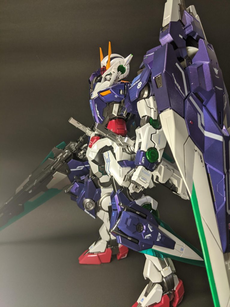 GNソードは刃にあたる場所は蛍光カラーにて塗装。ダブルオーは横顔が男前だと思う！！(個人的に)