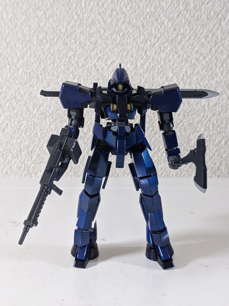 前側です。成形色の薄いグリーン部と濃いグリーン部で2種類のブルー系カラーを使用して塗り分けました。