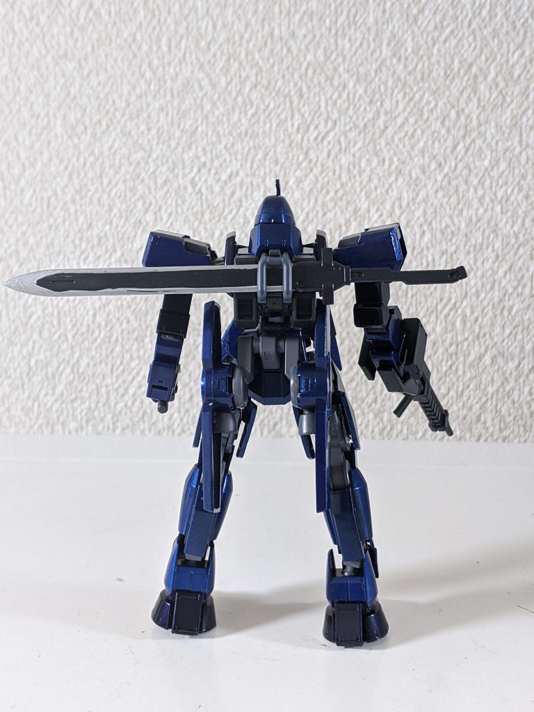 後側です。オプションセットのバトルブレードとマルチ・バックパックを全塗装し、装備させています。オマケで地上用ブースターユニットも装備させました😄